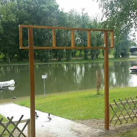 Amstel Hattyu Panzio -erintesmentes Bejelentkezes 2* Gyor